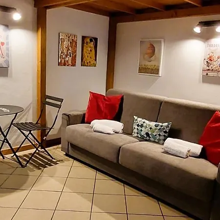Gemelli Holidays - Monte Mario Station Connecting To Center In 20 Minutes, 2 Easy Lofts, Groundfloor With Courtyard, Mezzanine Bedroom, Baby & Pet Friendly, 2 Steps From Groceries, Restaurants, Park, Bus, Cycle Path - Warm Guest Care In 4 Languages