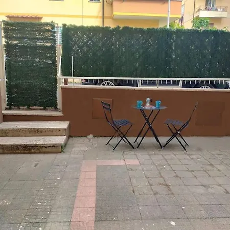 Gemelli Holidays - Monte Mario Station Connecting To Center In 20 Minutes, 2 Easy Lofts, Groundfloor With Courtyard, Mezzanine Bedroom, Baby & Pet Friendly, 2 Steps From Groceries, Restaurants, Park, Bus, Cycle Path - Warm Guest Care In 4 Languages Roma