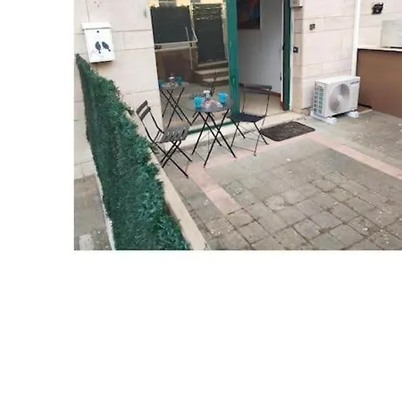 Gemelli Holidays - Monte Mario Station Connecting To Center In 20 Minutes, 2 Easy Lofts, Groundfloor With Courtyard, Mezzanine Bedroom, Baby & Pet Friendly, 2 Steps From Groceries, Restaurants, Park, Bus, Cycle Path - Warm Guest Care In 4 Languages Daire *