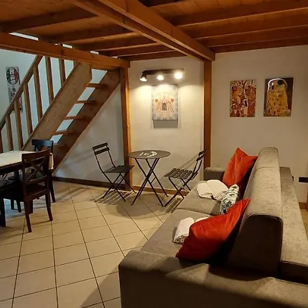 Gemelli Holidays - Monte Mario Station Connecting To Center In 20 Minutes, 2 Easy Lofts, Groundfloor With Courtyard, Mezzanine Bedroom, Baby & Pet Friendly, 2 Steps From Groceries, Restaurants, Park, Bus, Cycle Path - Warm Guest Care In 4 Languages Daire