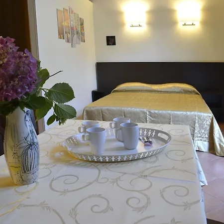 Gemelli Holidays - Monte Mario Station Connecting To Center In 20 Minutes, 2 Easy Lofts, Groundfloor With Courtyard, Mezzanine Bedroom, Baby & Pet Friendly, 2 Steps From Groceries, Restaurants, Park, Bus, Cycle Path - Warm Guest Care In 4 Languages Roma